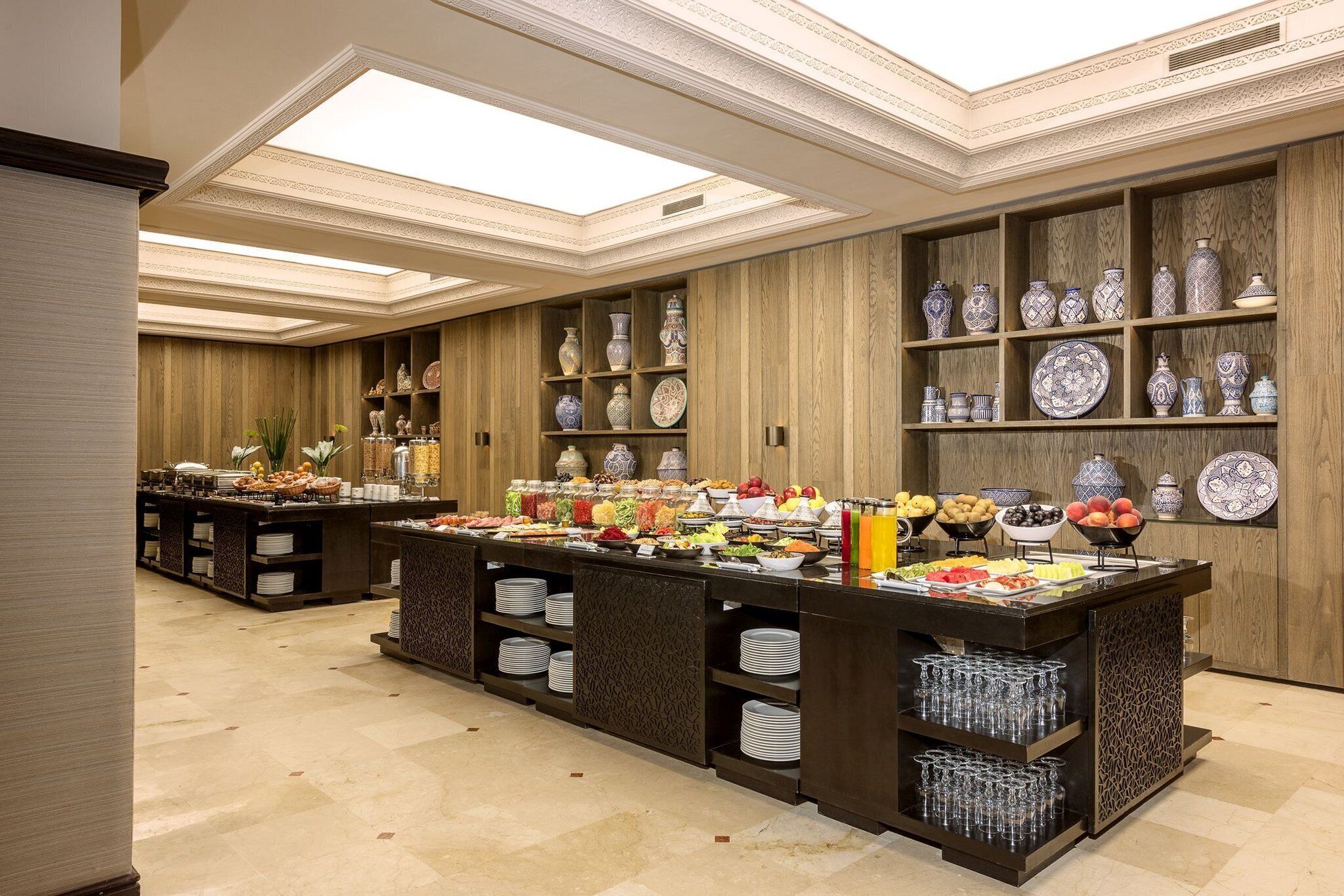 Un espace buffet proposant une variété de plats et agrémenté de vases décoratifs.