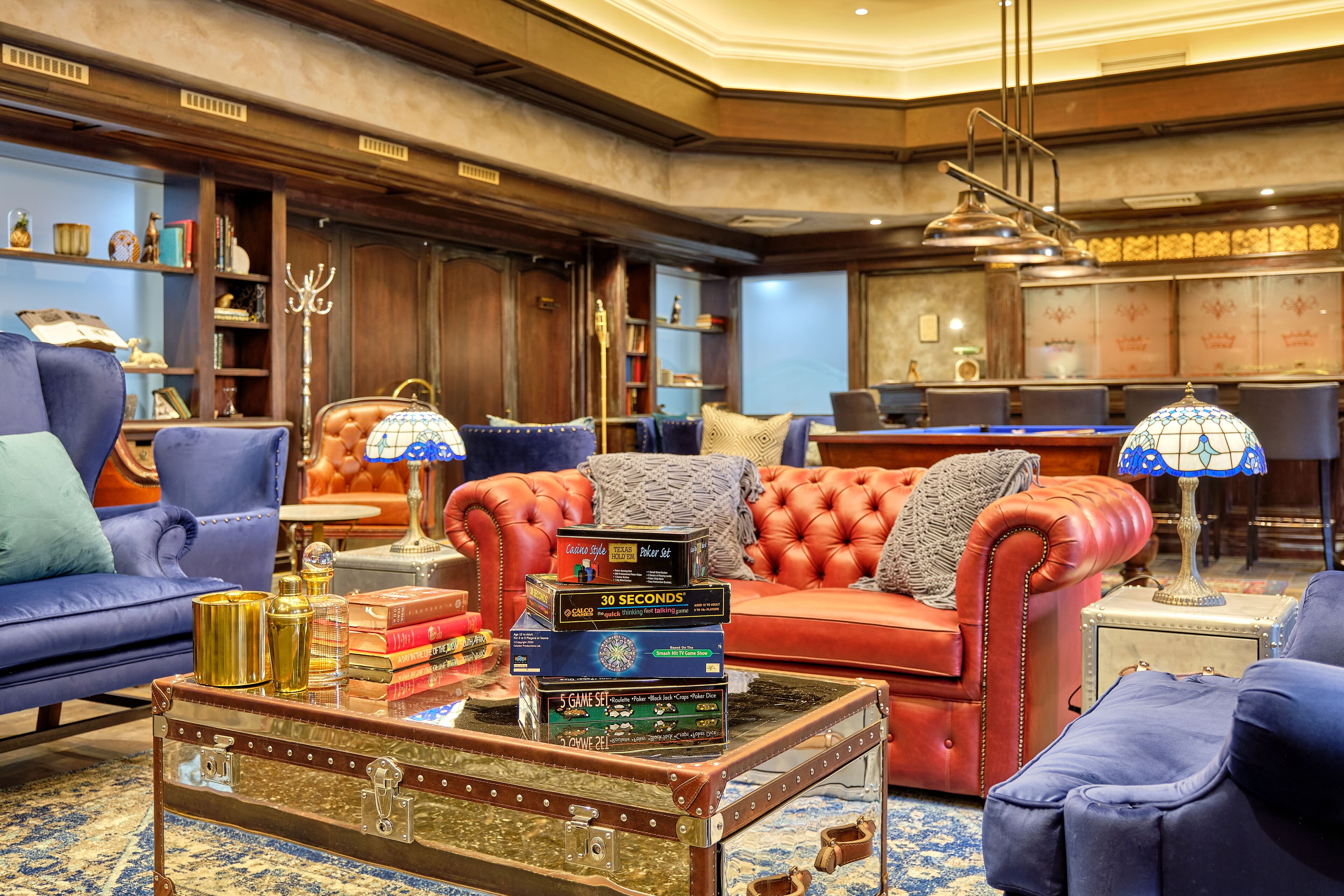 2 bars/lounges, poolside bar