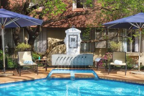 2 outdoor pools