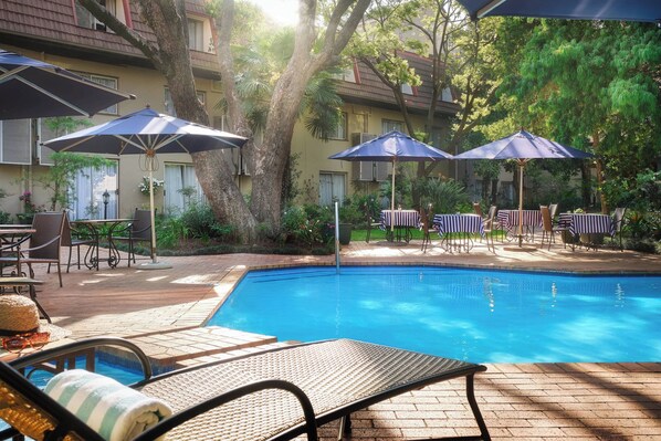 2 outdoor pools