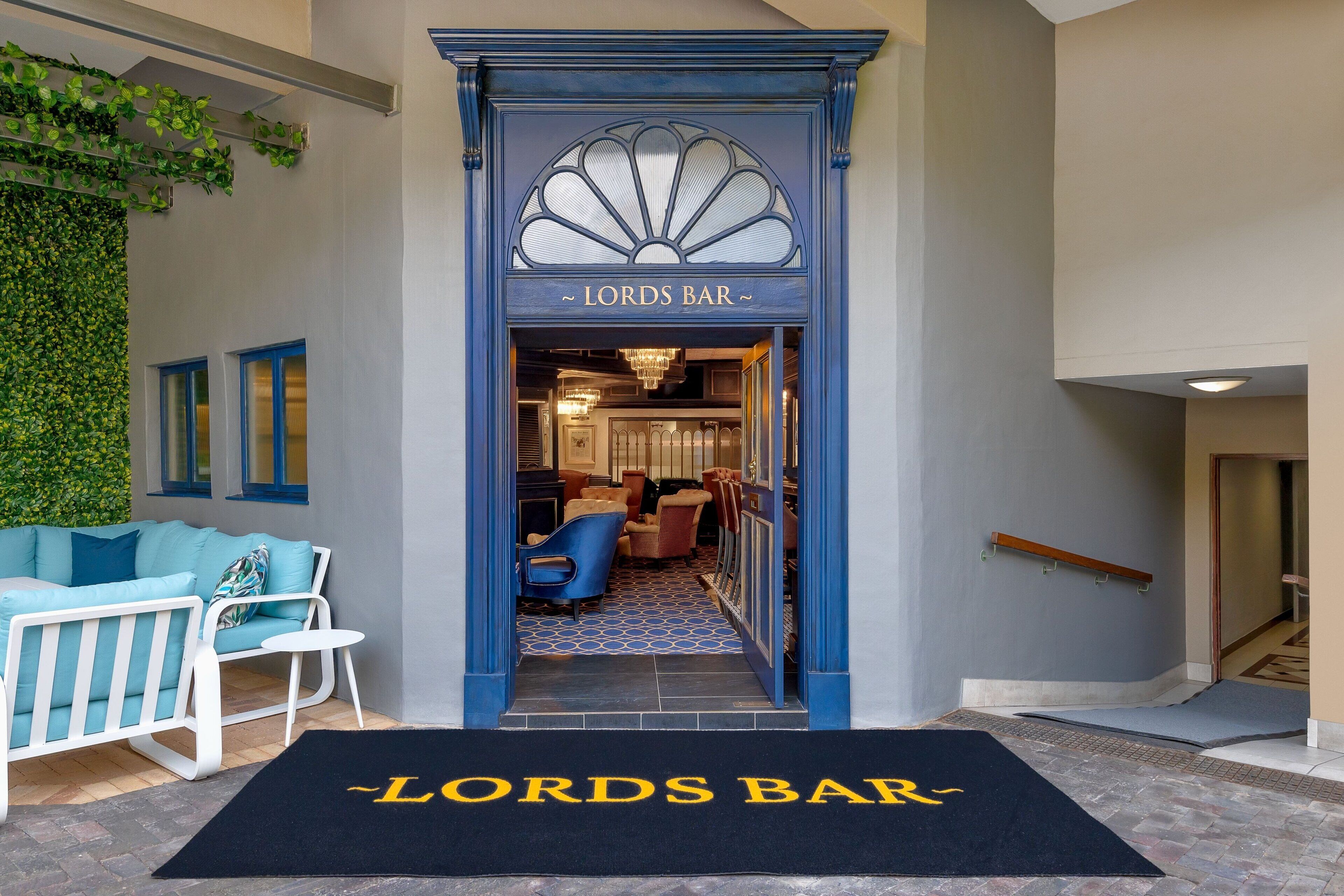 2 bars/lounges, poolside bar