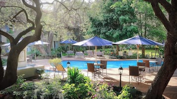 2 outdoor pools