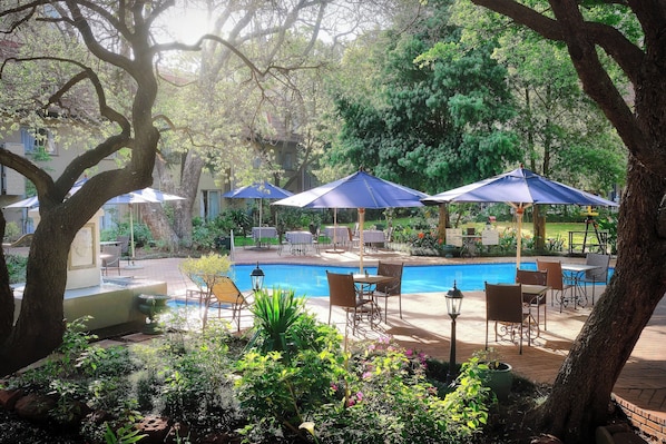 2 outdoor pools