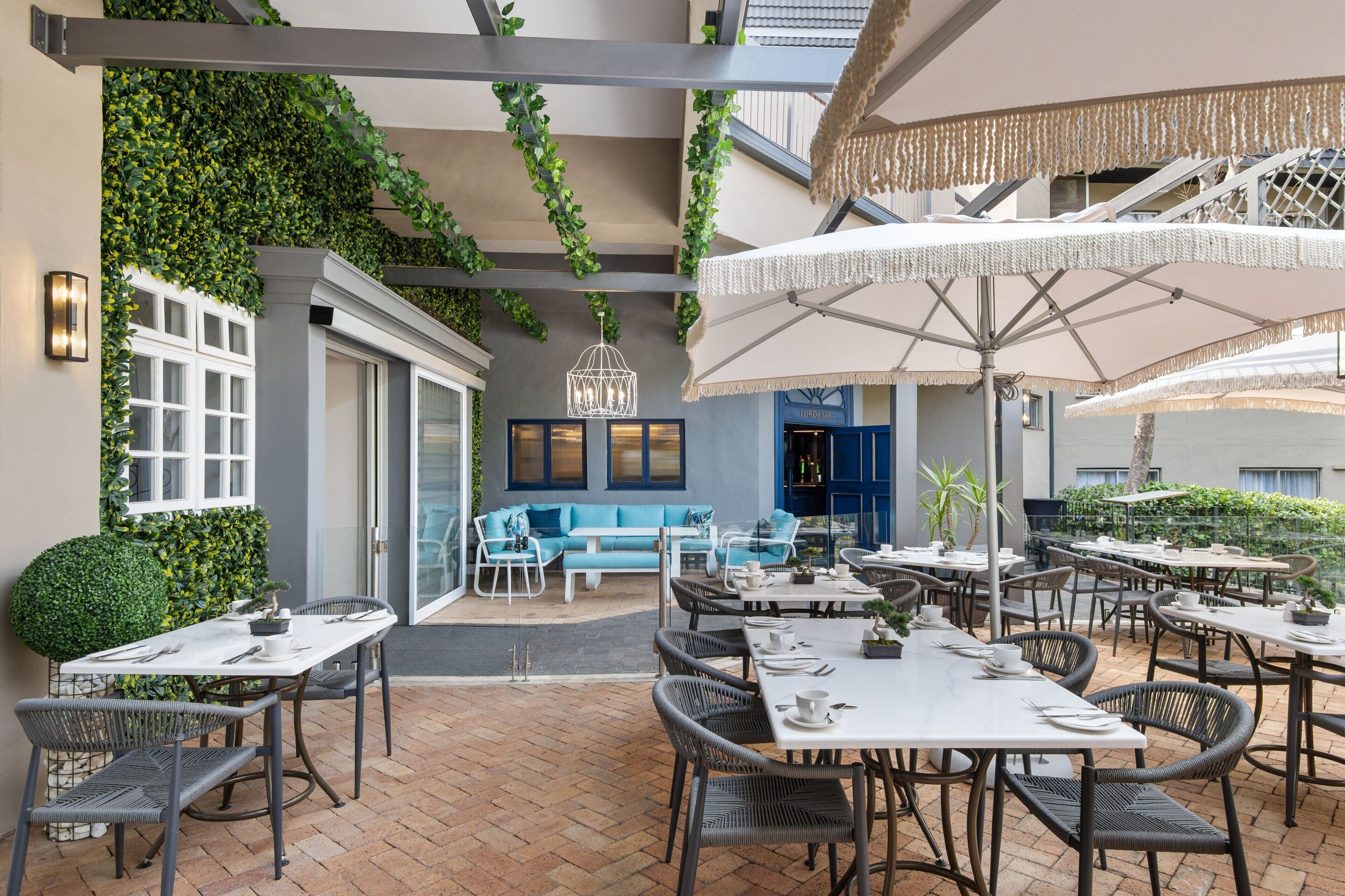 lunch, dinner and brunch served