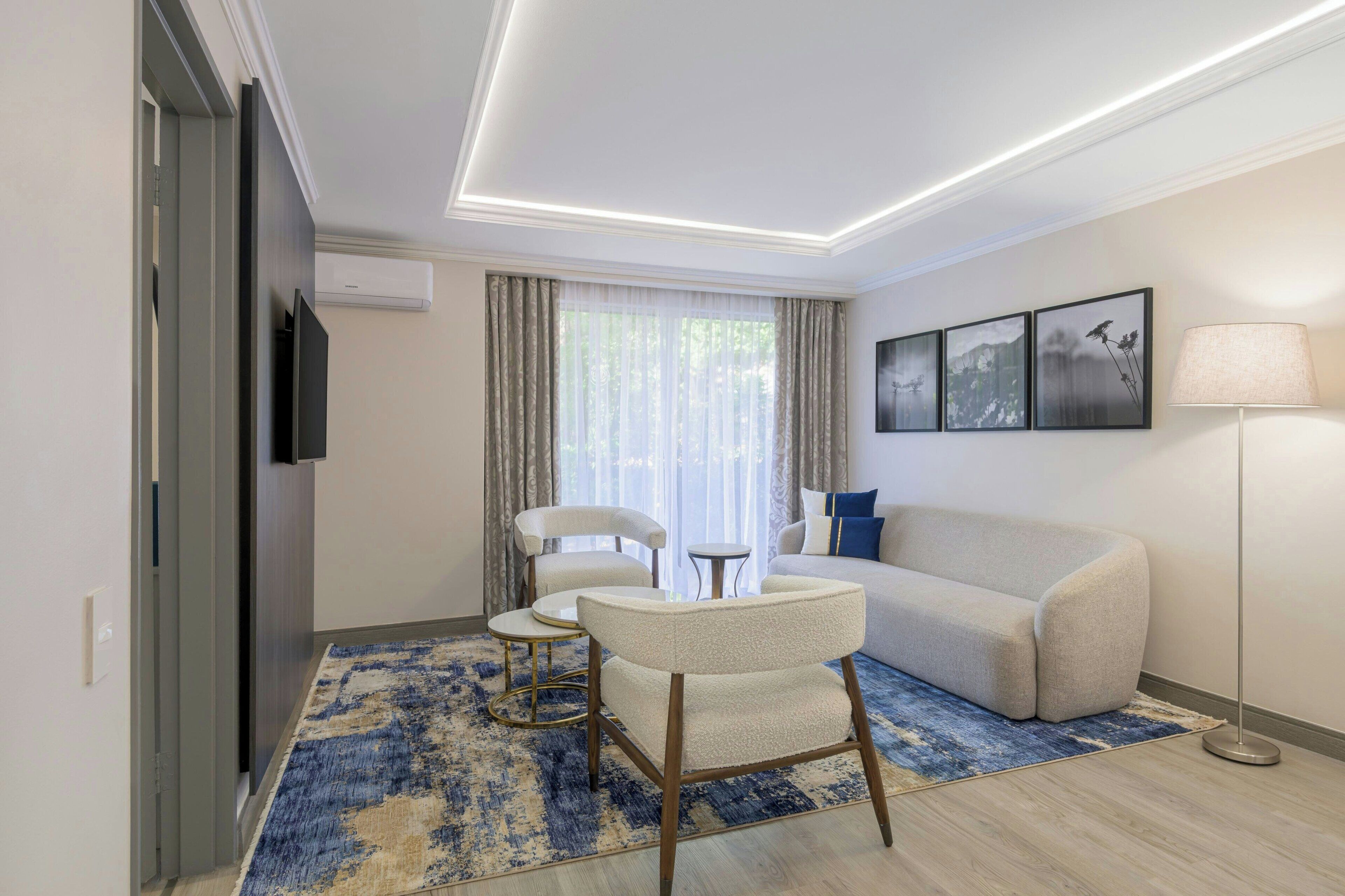 2 bars/lounges, poolside bar