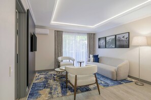 2 bars/lounges, poolside bar - Protea Hotel by Marriott Johannesburg Balalaika Sandton (Sandton)