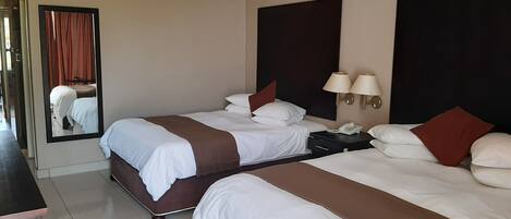 Tweepersoonskamer, 2 tweepersoonsbedden | 1 slaapkamer, een bureau, een laptopwerkplek, verduisterende gordijnen