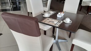 Se sirven almuerzos y cenas (con vistas al mar) 