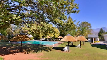 Piscine extérieure, cabanons gratuits, parasols de plage