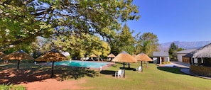 Piscine extérieure, cabanons gratuits, parasols de plage