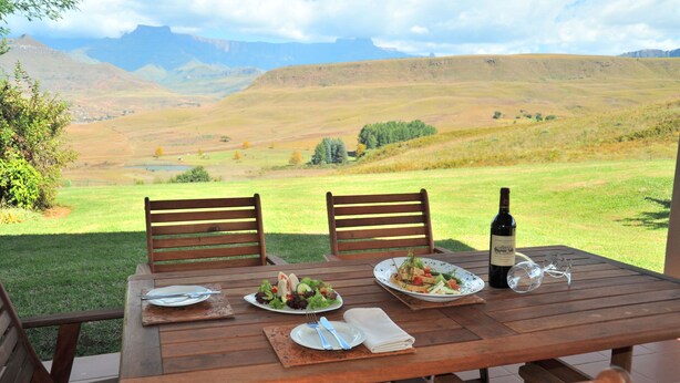 Breakfast, lunch and dinner served - Mont Aux Sources Hotel (Jagersrust)