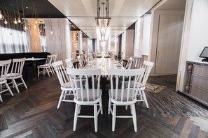 2 restaurantes, com serviço de almoço e jantar; culinária fusion