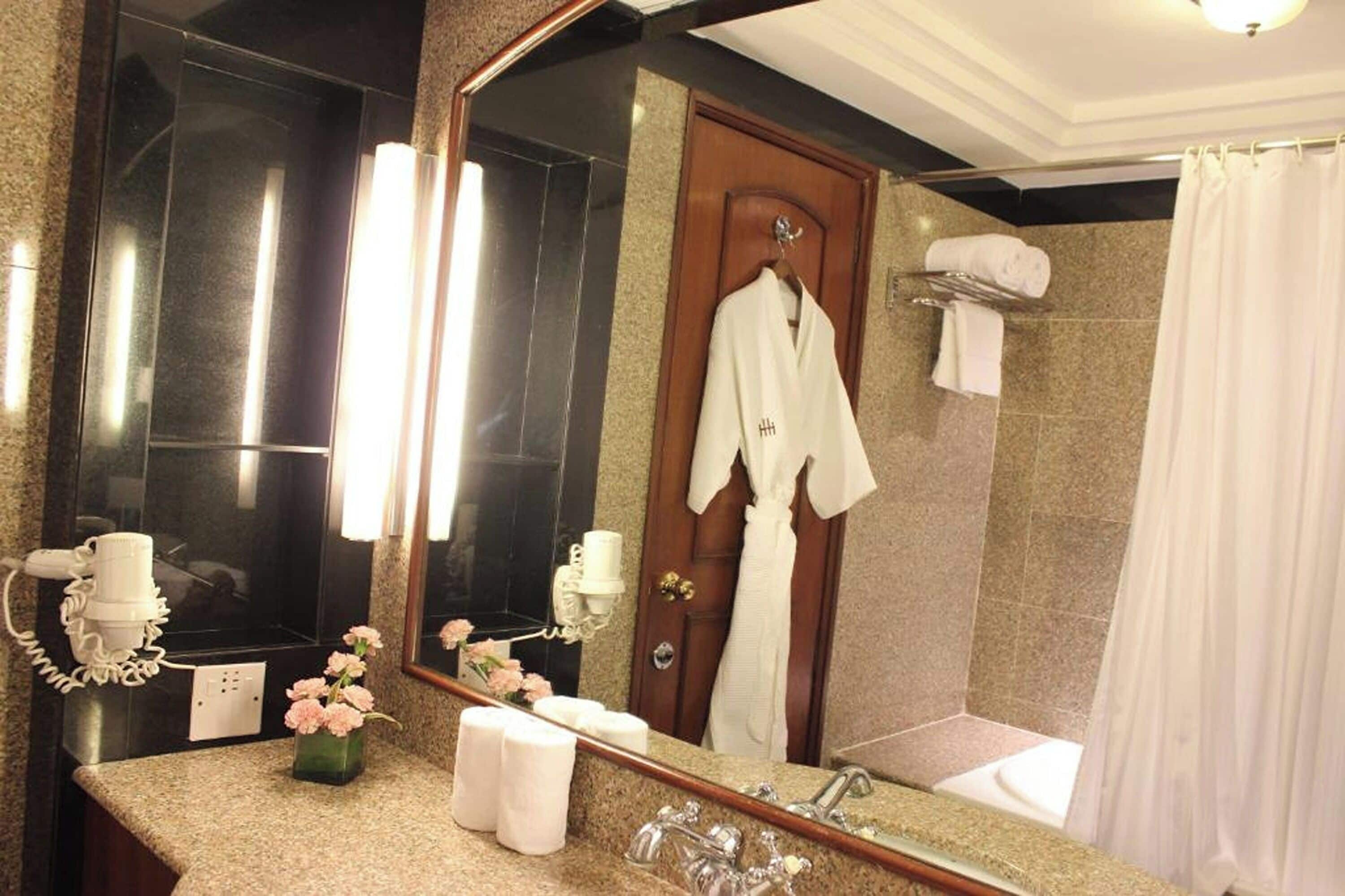 Executive Room | Bagno | Set di cortesia gratuito, asciugacapelli, accappatoio, asciugamani