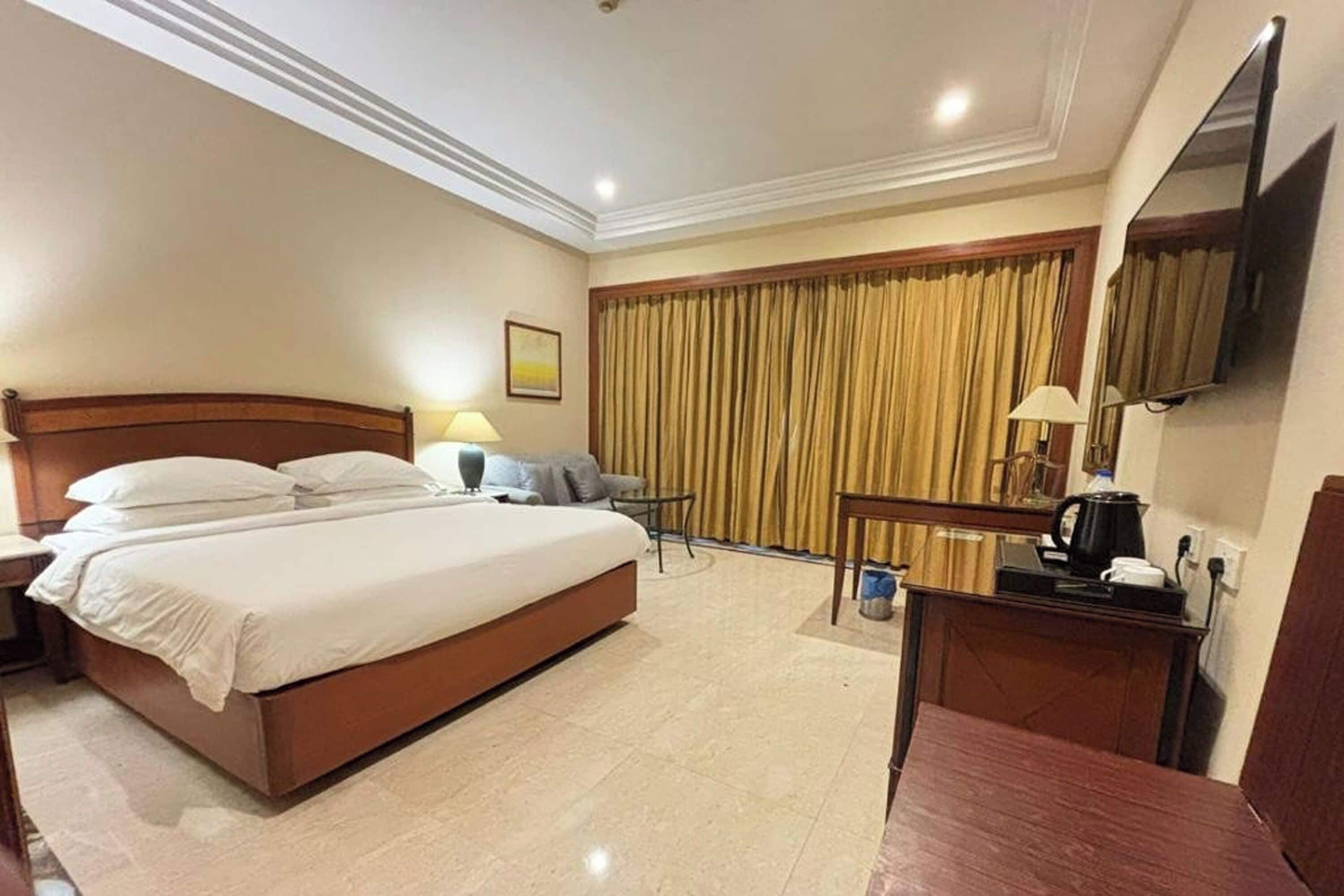 Executive Room | Pengeskab på værelset, skrivebord, arbejdsområde til bærbare computere