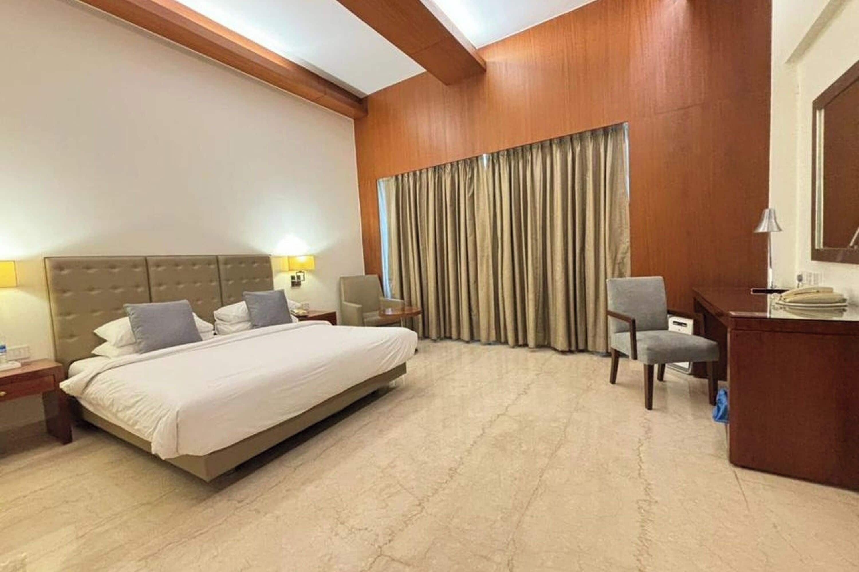 Club-værelse | Pengeskab på værelset, skrivebord, arbejdsområde til bærbare computere