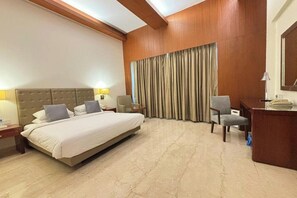 Quarto club | Cofres nos quartos, escrivaninha, espaço de trabalho para notebook