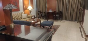 Suite Deluxe | Sala de estar | Televisión LED de 32 pulgadas con canales por satélite, una televisión