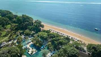 Playa privada y arena blanca