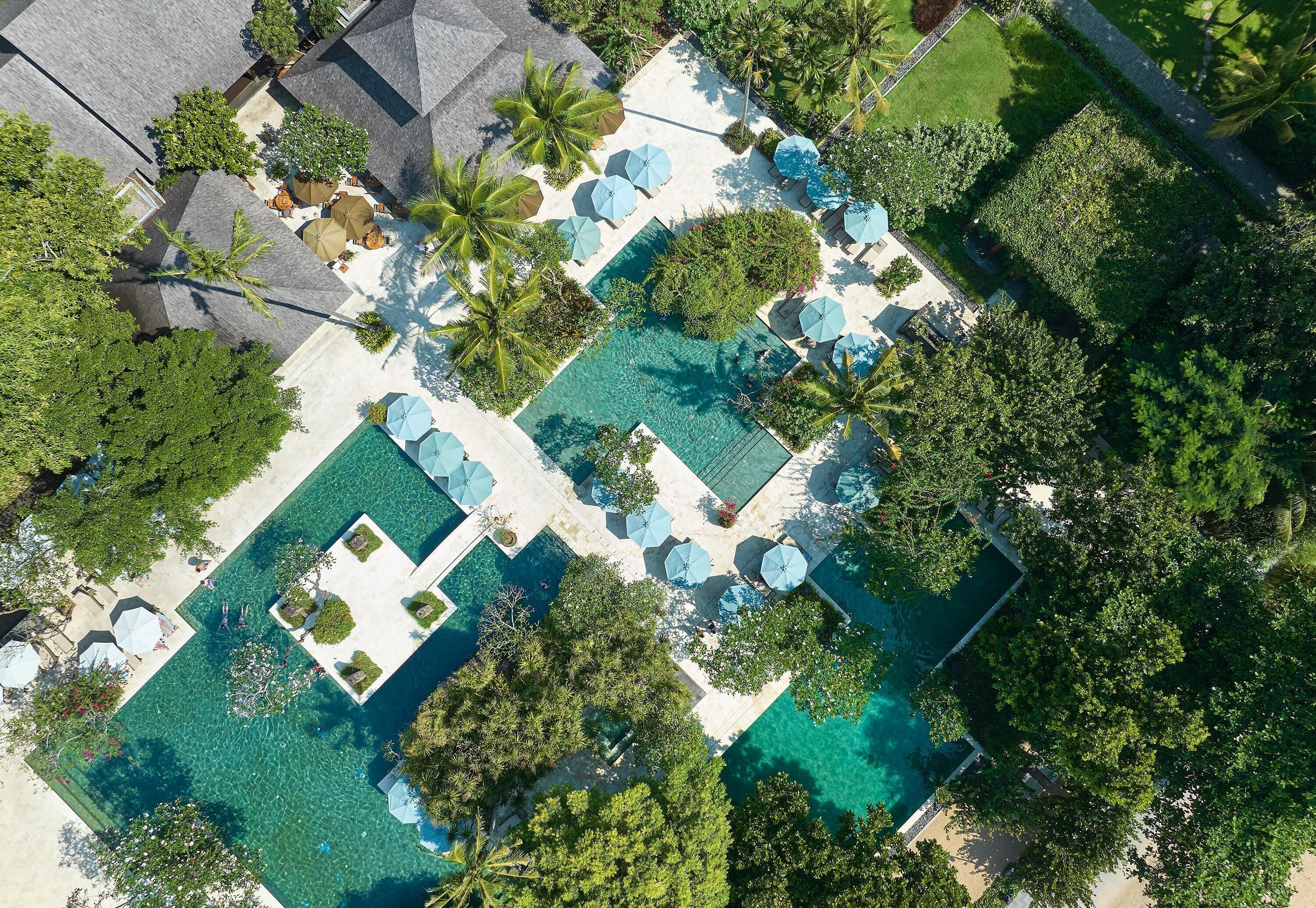 3 piscinas al aire libre, sombrillas, sillones reclinables de piscina