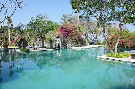 3 outdoor pools, open 8 AM to 7 PM, pool umbrellas, sun loungers