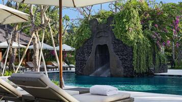 3 kolam renang terbuka, payung kolam, kerusi lepak pantai