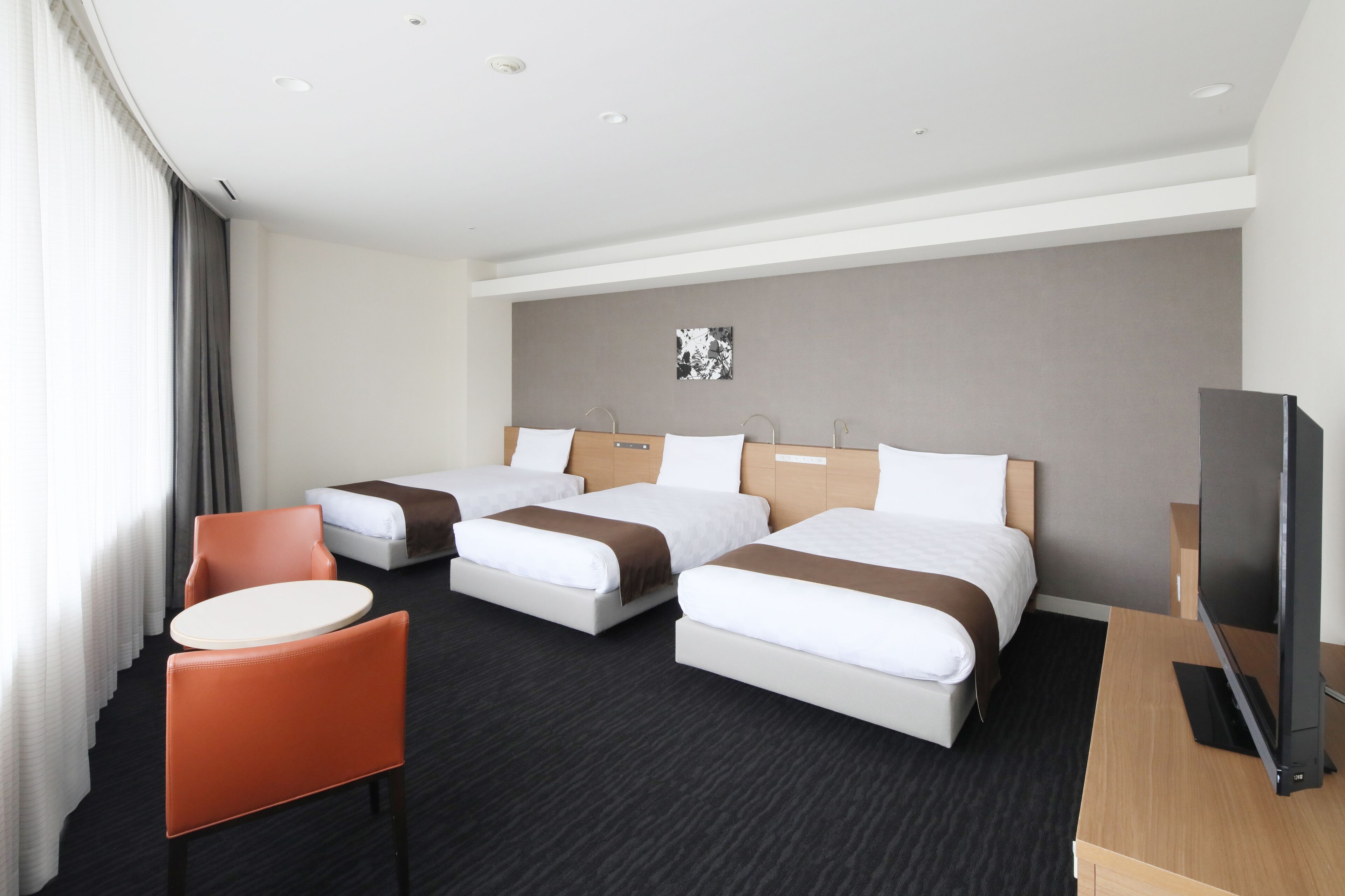 triple room, non smoking | premium bedding, select comfort beds, in-room safe, desk