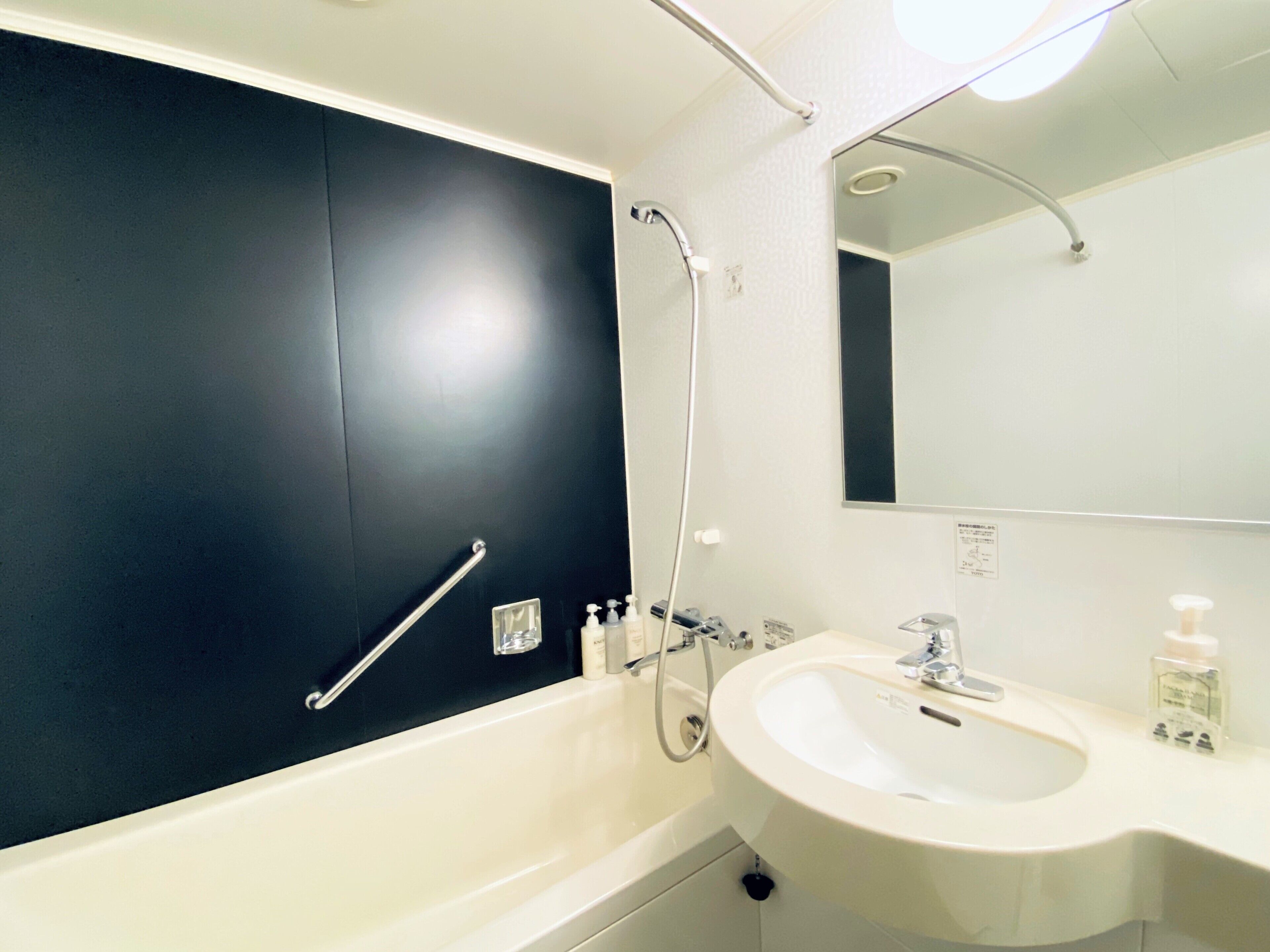 twin room, non smoking | bathroom | free toiletries, hair dryer, slippers, bidet