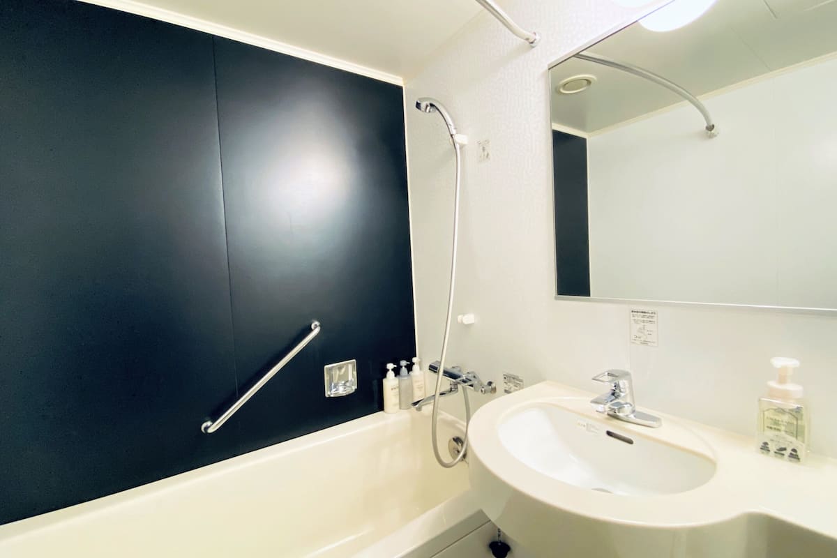 twin room, non smoking | bathroom | free toiletries, hair dryer, slippers, bidet