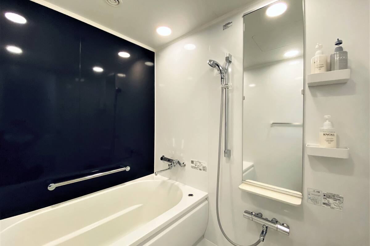 triple room, non smoking | bathroom | free toiletries, hair dryer, slippers, bidet