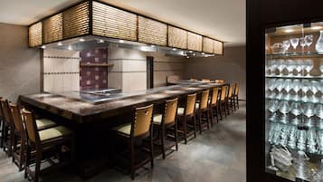 6 restaurants, breakfast, lunch, dinner served; French cuisine