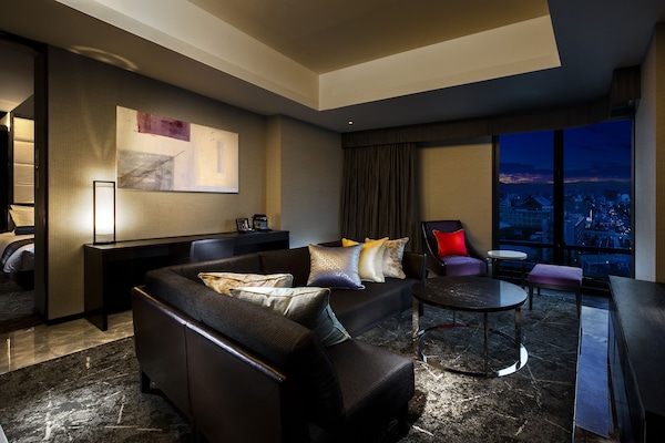 Premium Floor Suite Double, Non Smoking | Down comforters, in-room safe, desk, soundproofing