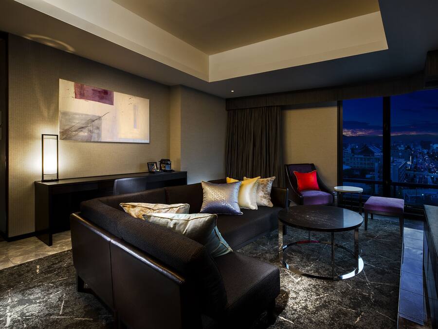 Phòng Suite, không hút thuốc (Premium Floor, Double) | Chăn bông, két bảo mật tại phòng, bàn, phòng cách âm