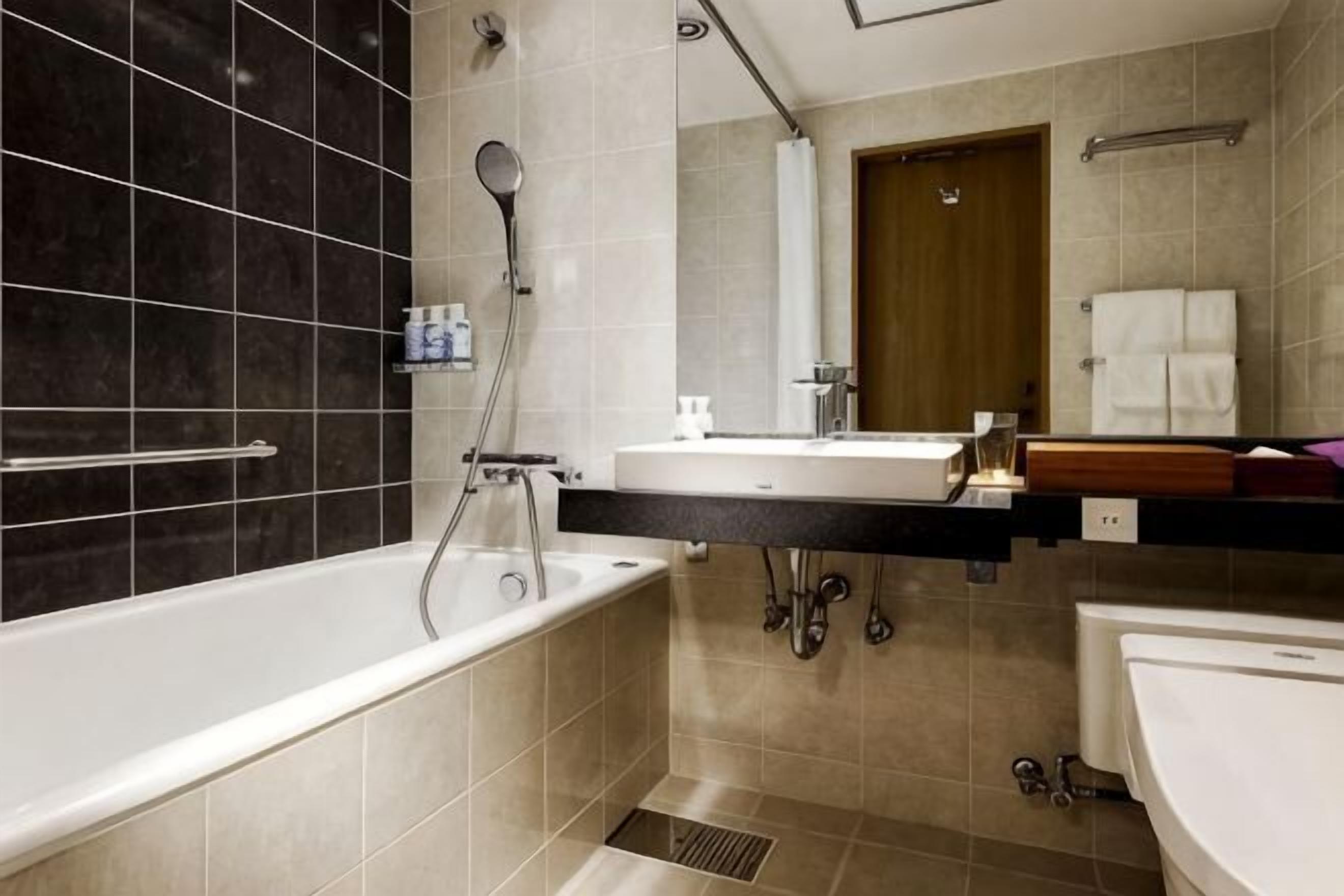 Combined shower/bathtub, free toiletries, hair dryer, slippers