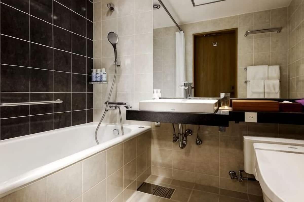 Une salle de bain moderne avec une baignoire, une douche et un lavabo.