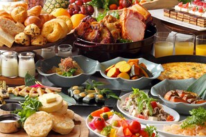 Daily buffet breakfast (JPY 4048 per person)