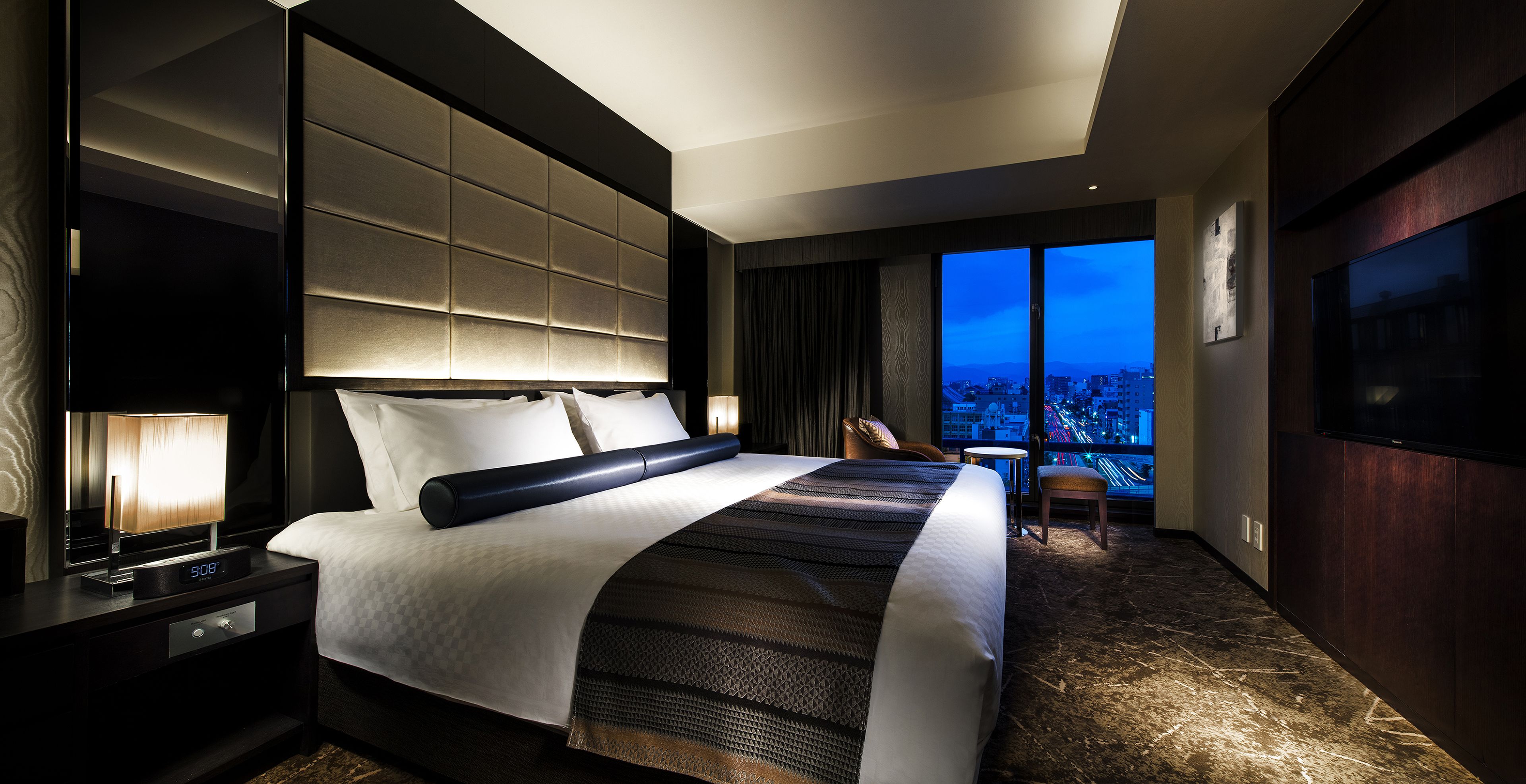 premium floor suite double, non smoking | down duvets, in-room safe, desk, soundproofing