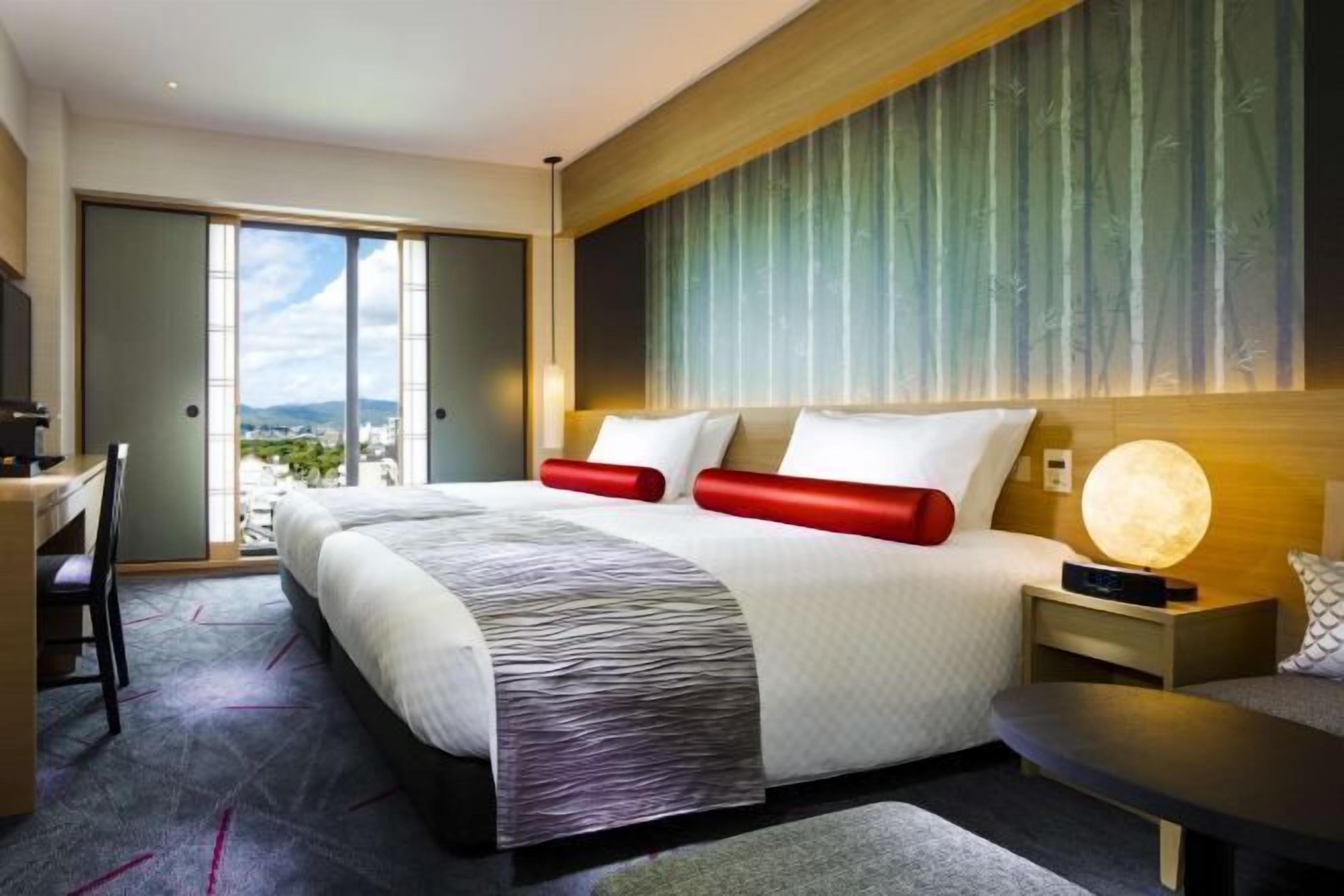 Edredón, caja de seguridad en la habitación y escritorio 