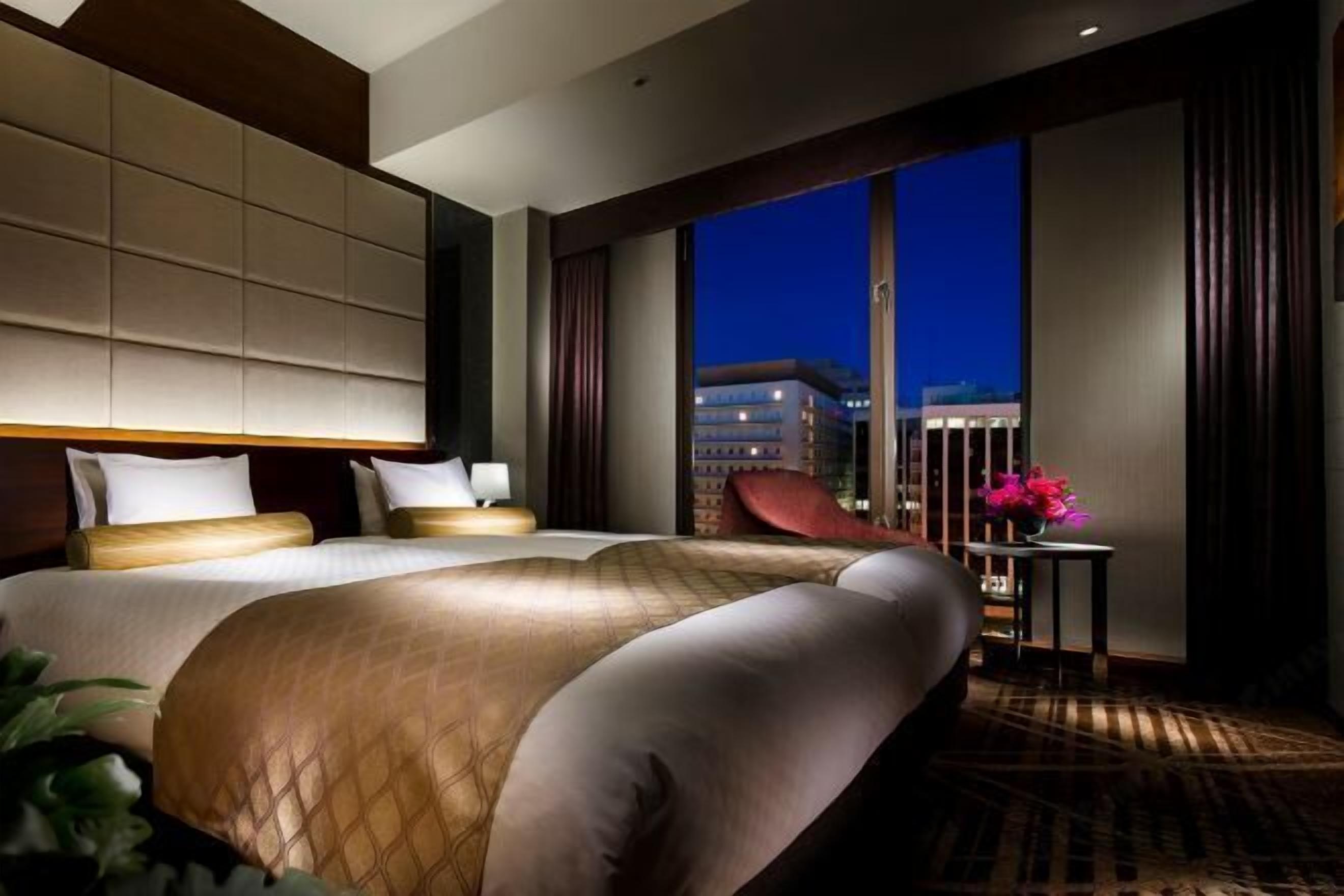 Edredón, caja de seguridad en la habitación y escritorio 