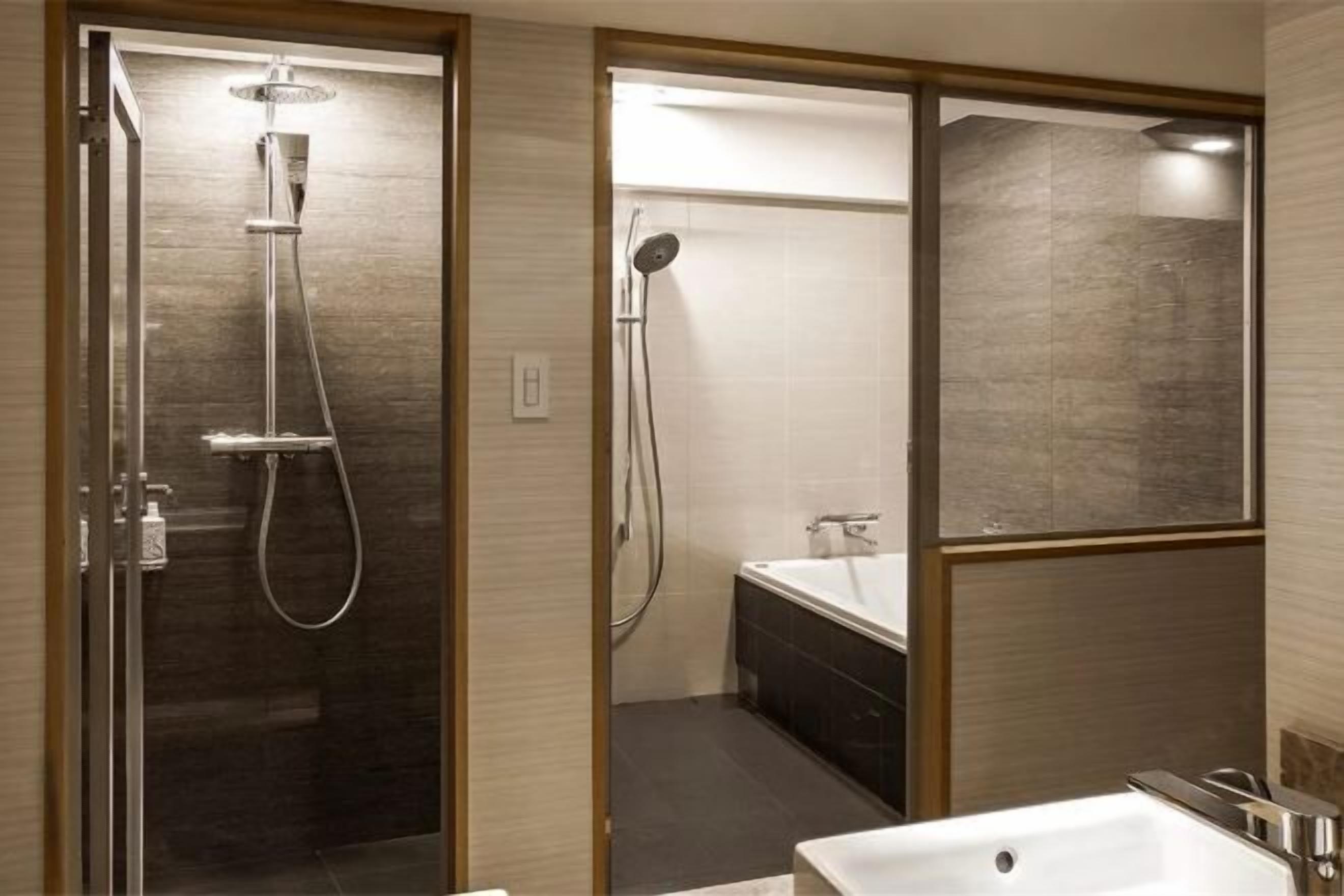 Baño | Tina con regadera, amenidades de baño gratuitas, secadora de cabello 