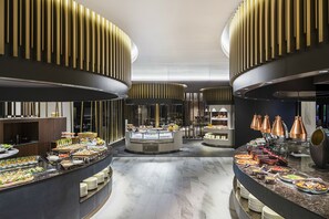 6 restaurants, servant le déjeuner et le dîner; cuisine française