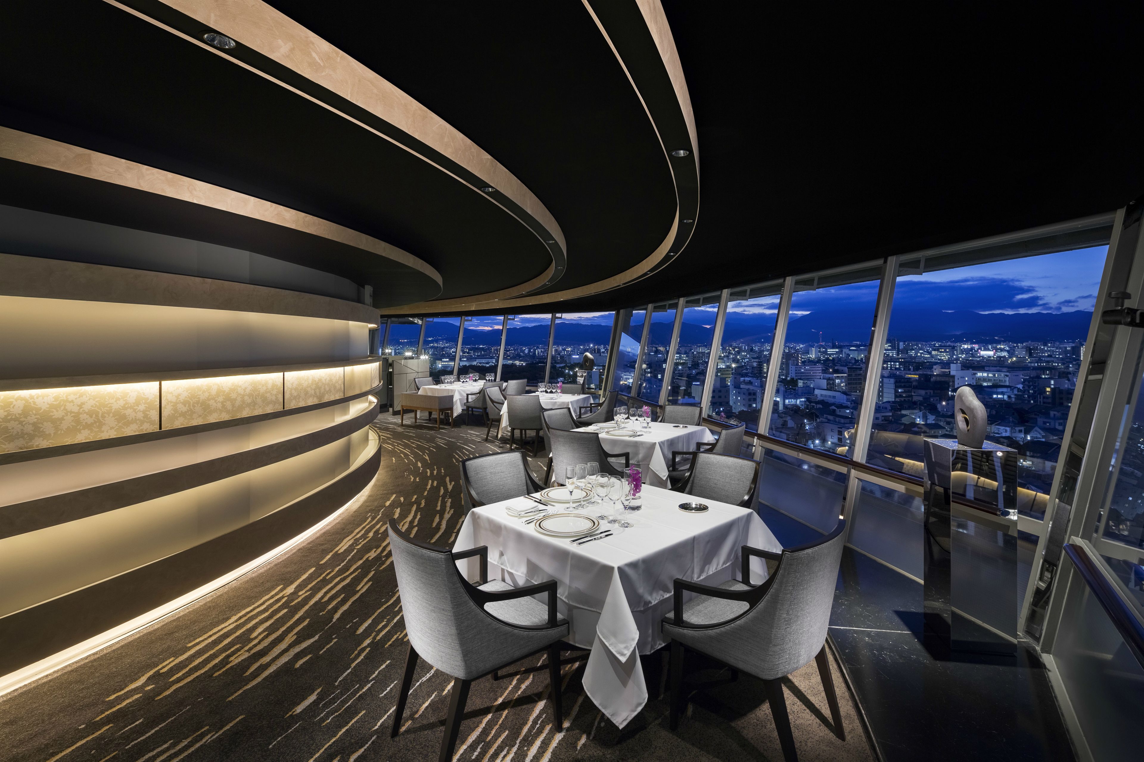 6 restaurants, breakfast, lunch, dinner served; french cuisine