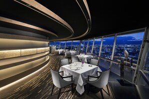 6 間餐廳;供應早餐、午餐、晚餐;法國菜