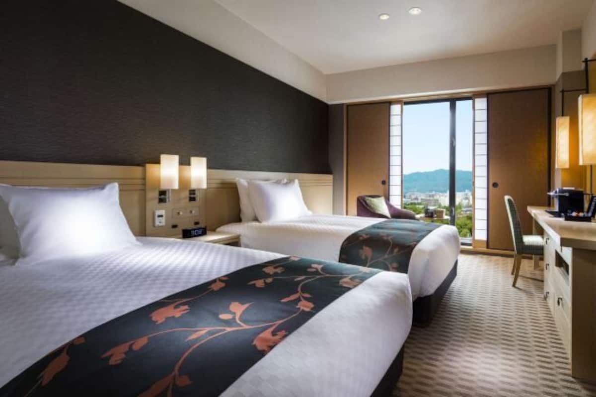 Down duvets, in-room safe, desk, soundproofing