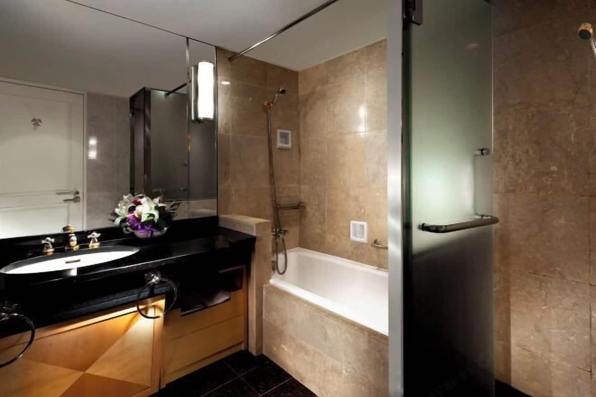 Salle de bain | Ensemble baignoire-douche, articles de toilette (gratuits)