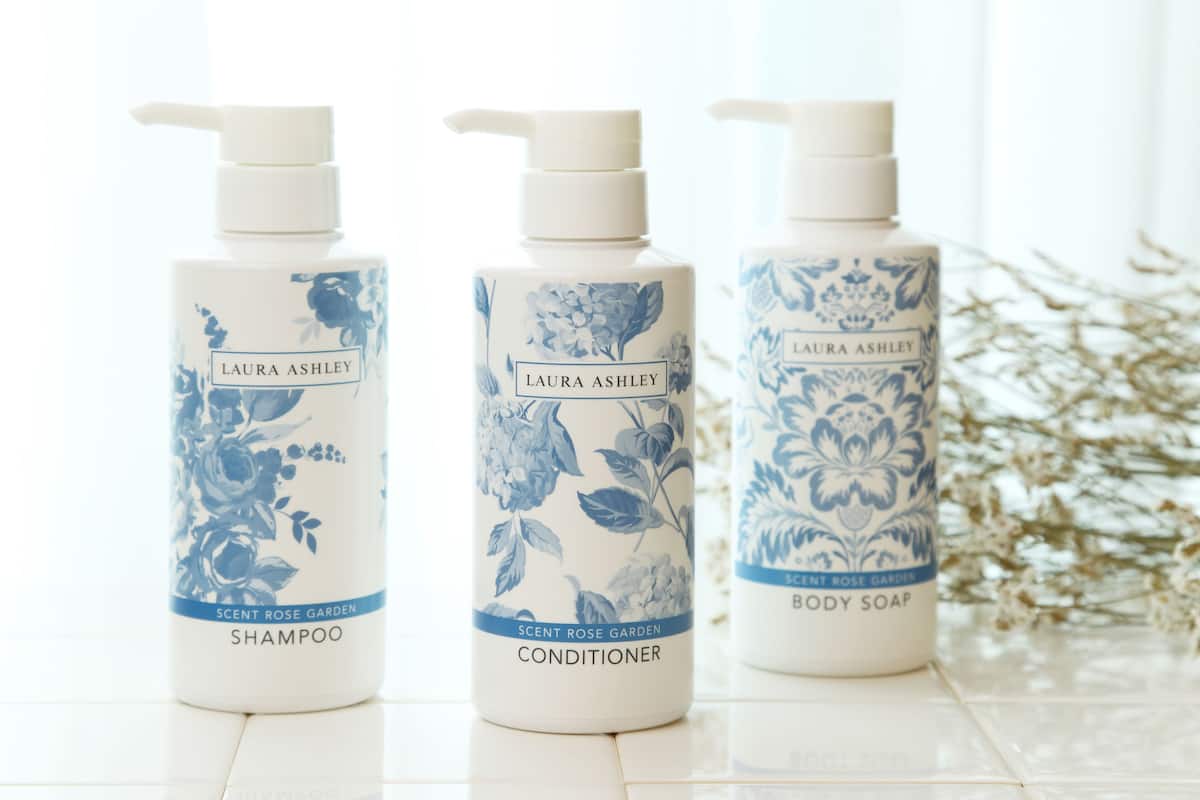 Trois produits de la gamme Laura Ashley pour le soin du corps : un shampooing, un après-shampooing et un savon pour le corps.
