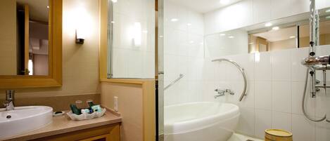 Un baño moderno con lavamanos, espejo y bañera.