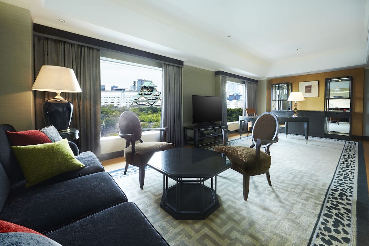 Executive Triple Room (70-77sqm, High floor Guaranteed) | Ruang tamu | 43 inci sebuah televisyen pintar dengan digital