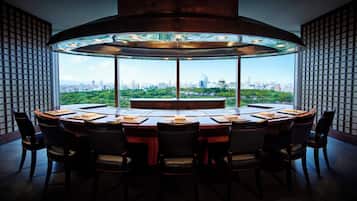 11 restaurants, breakfast, lunch served; local and international cuisine
