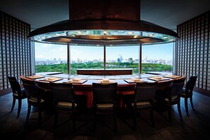 11 restaurants, breakfast, lunch served; local and international cuisine
