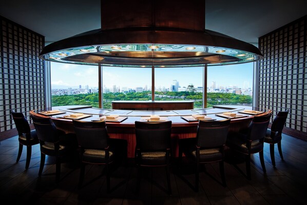 11 restaurants, breakfast, lunch served; local and international cuisine - Hotel New Otani Osaka (Osaka)